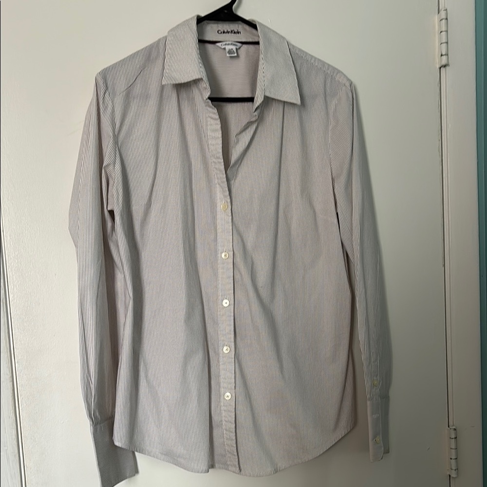 Calvin Klein Striped Shirt size Large L tailored. V-neck.